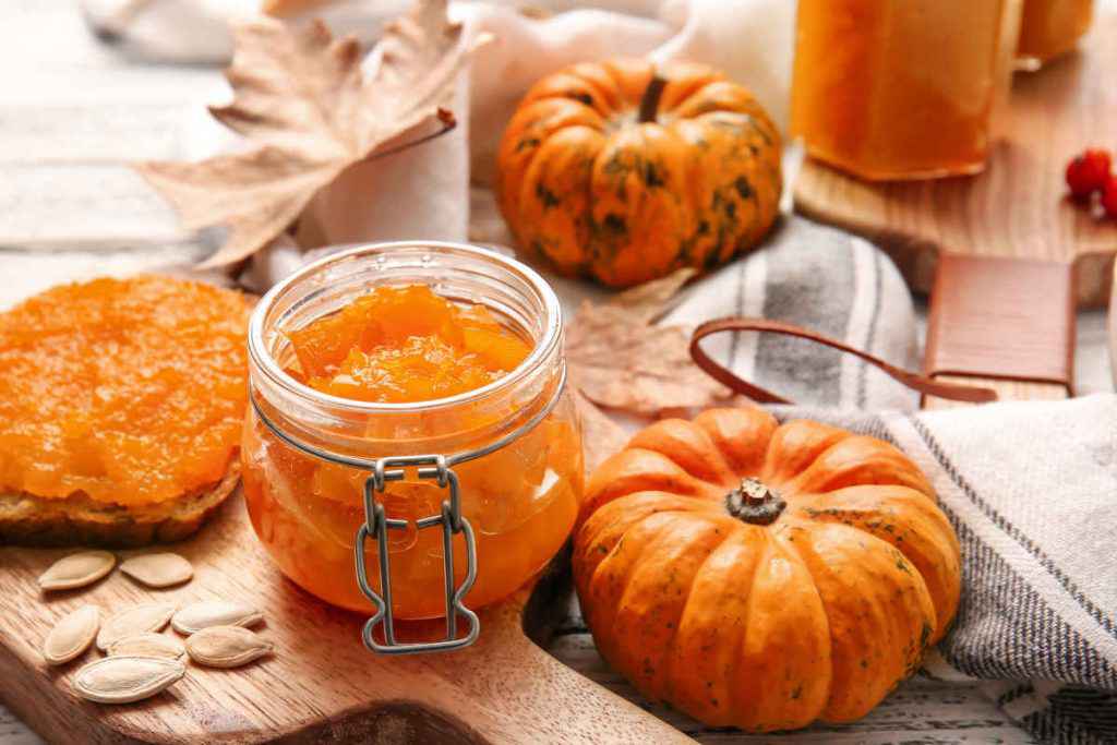 vasetto pieno di marmellata di zucca