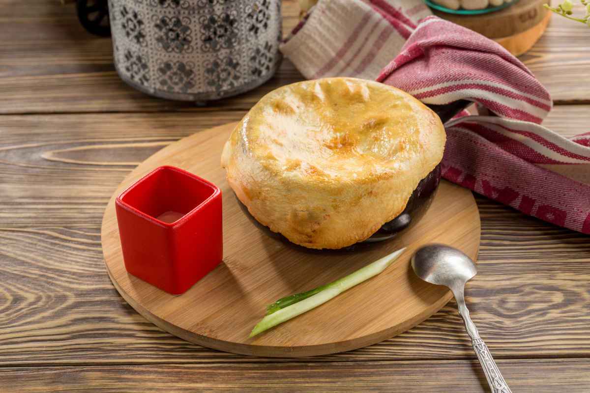 zuppa coperta con pasta di pane