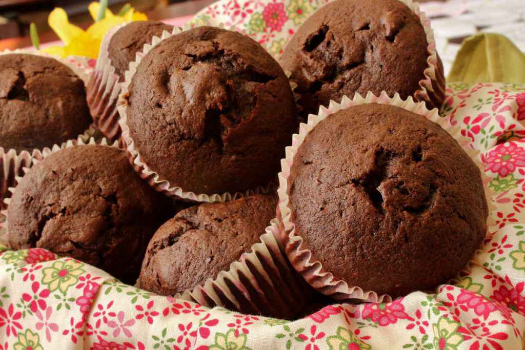 Cesto pieno di muffin al cioccolato con nutella