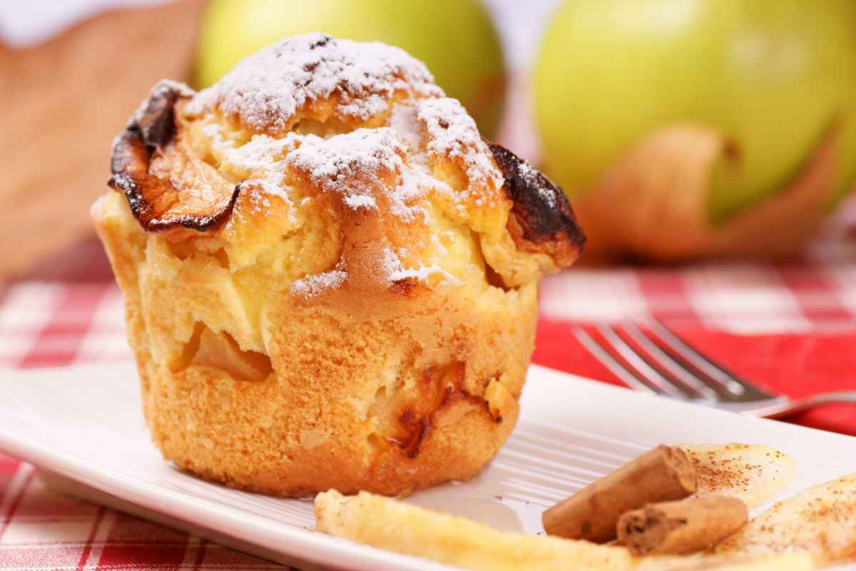 piatto con muffin alle mele