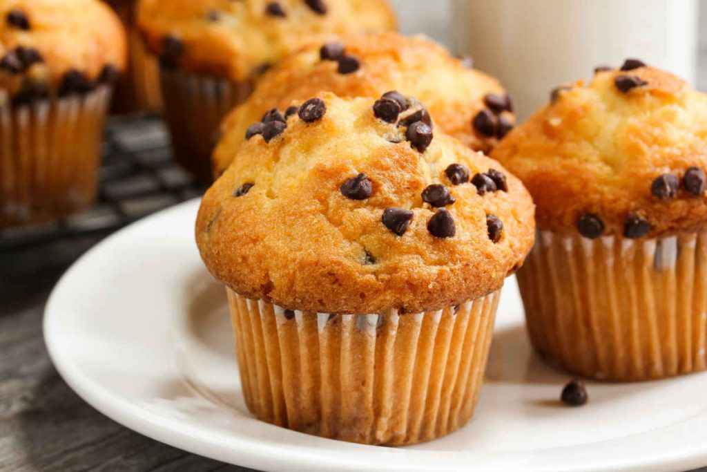 piatto con muffin con gocce di cioccolato