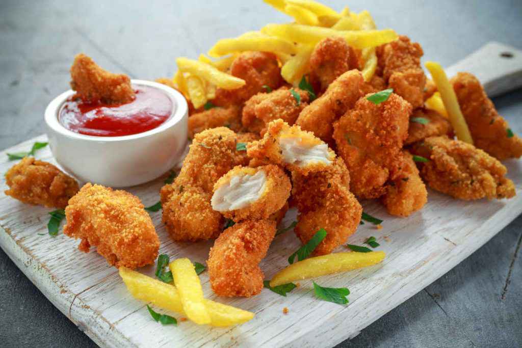 antipasti di capodanno nugget di pollo con patatine e ketchup