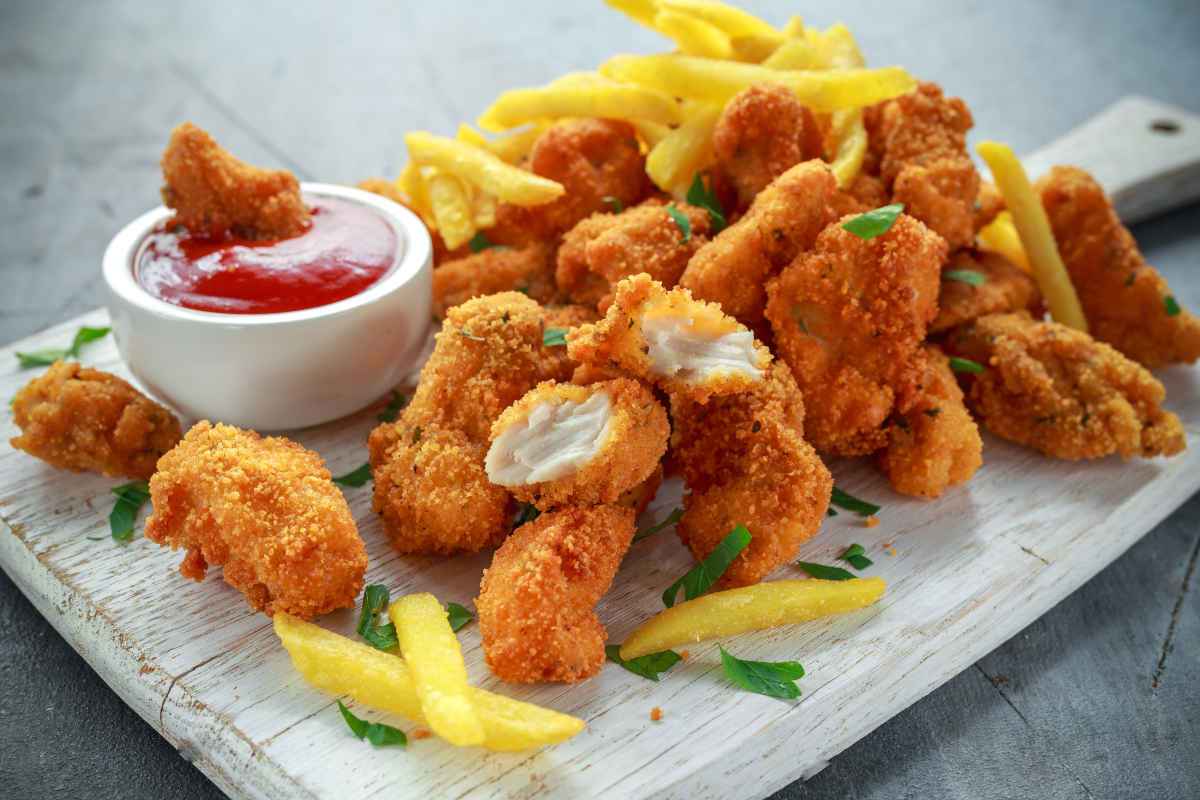 nugget di pollo con patatine e ketchup