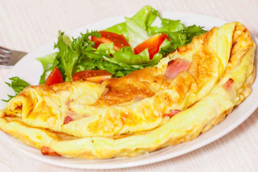 omelette con pezzi di provola e guanciale