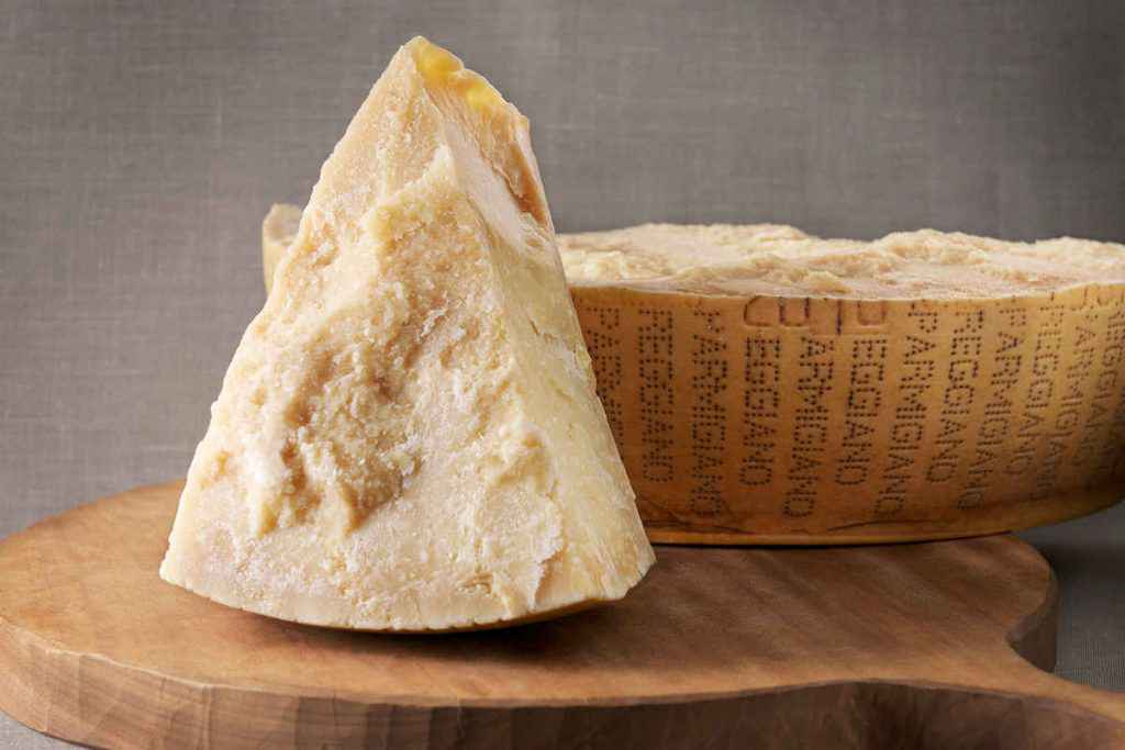 forma e pezzo di parmigiano reggiano