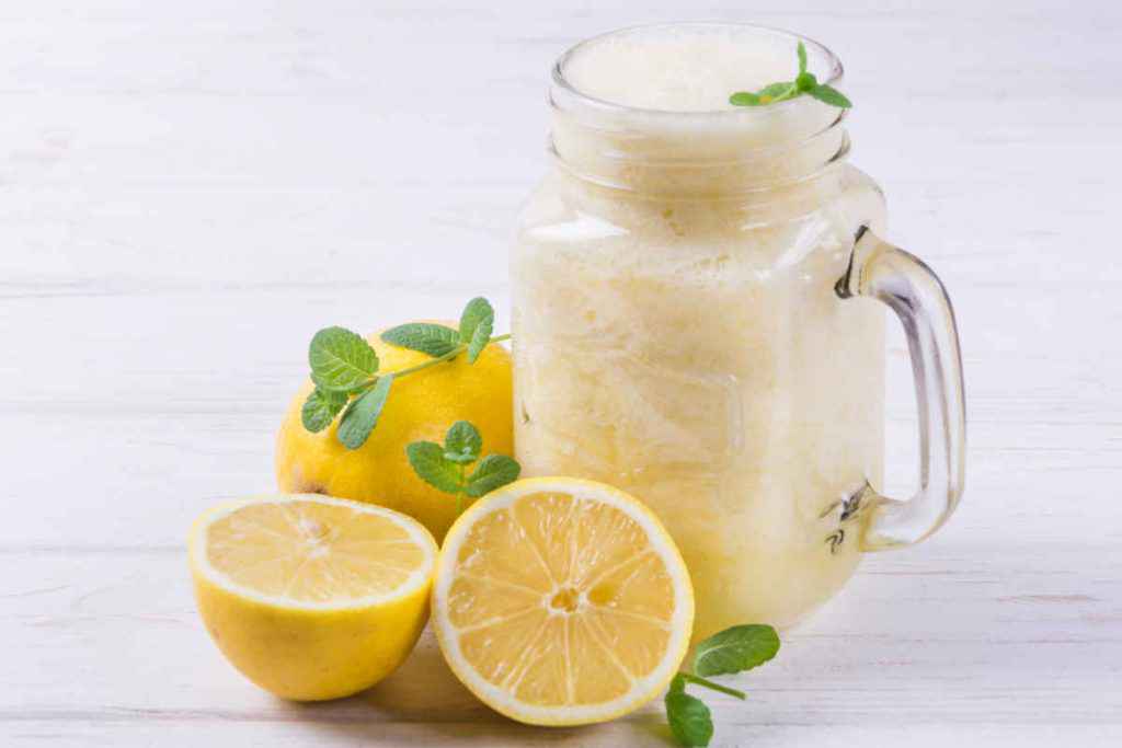 boccale con smothie al limone