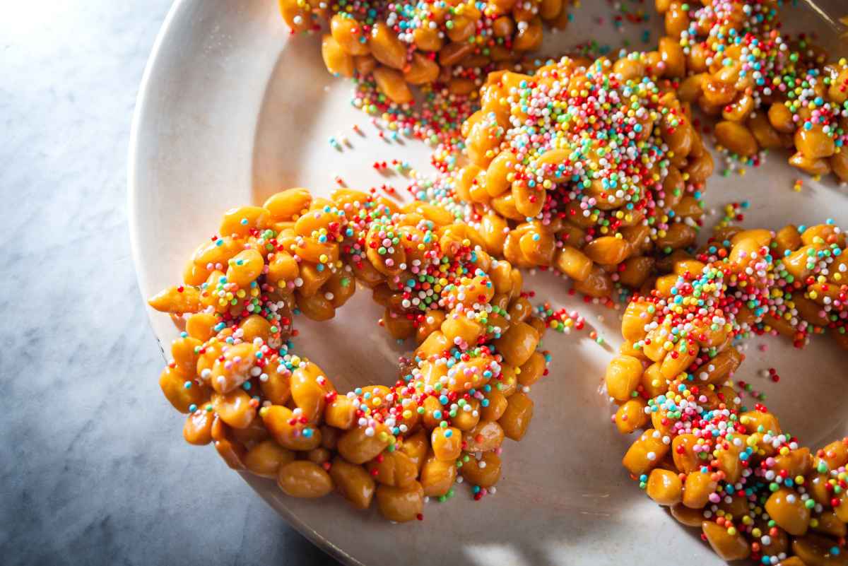 piatto con struffoli napoletani di varie forme