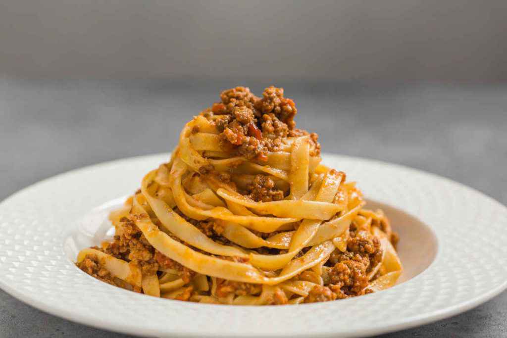 piatto di tagliatelle al ragu