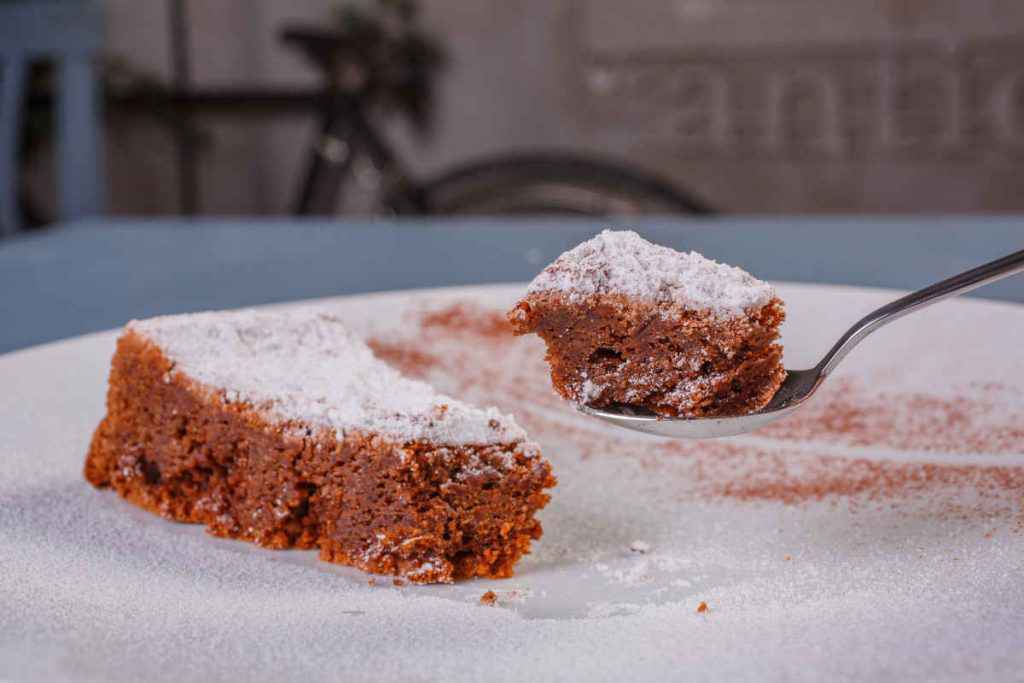 fetta di torta caprese napoletana al cioccolato