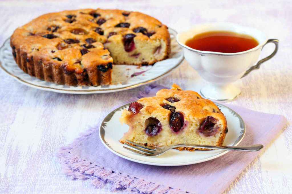 torta all'uva tagliata in pezzi