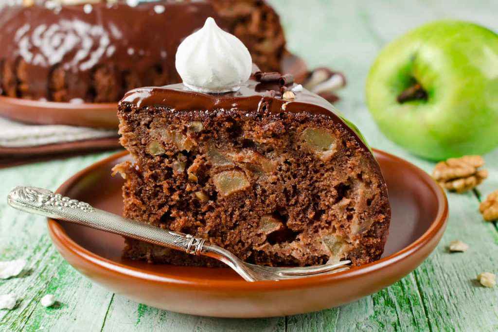 fetta di torta di mele al cioccolato con glassa al cioccolato, ricette autunnali