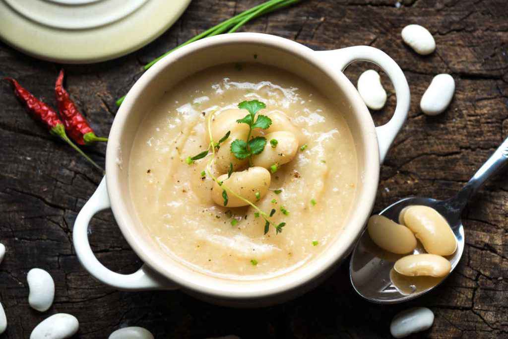 ciotola con vellutata di fagioli e funghi