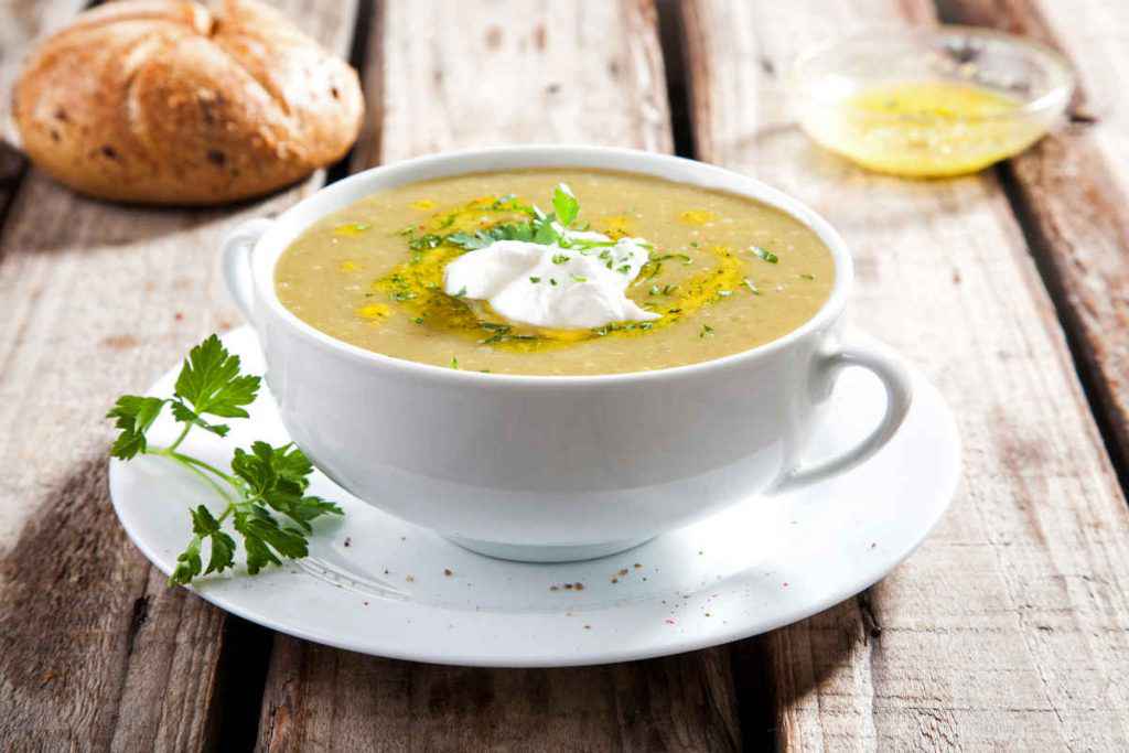 tazza con vellutata di pollo e funghi tra le zuppe autunnali più particolari