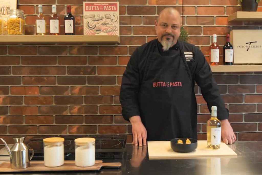 Lo Chef Giangiacomo Blesio ha preparato la ricetta degli asparagi croccanti per Buttalapasta