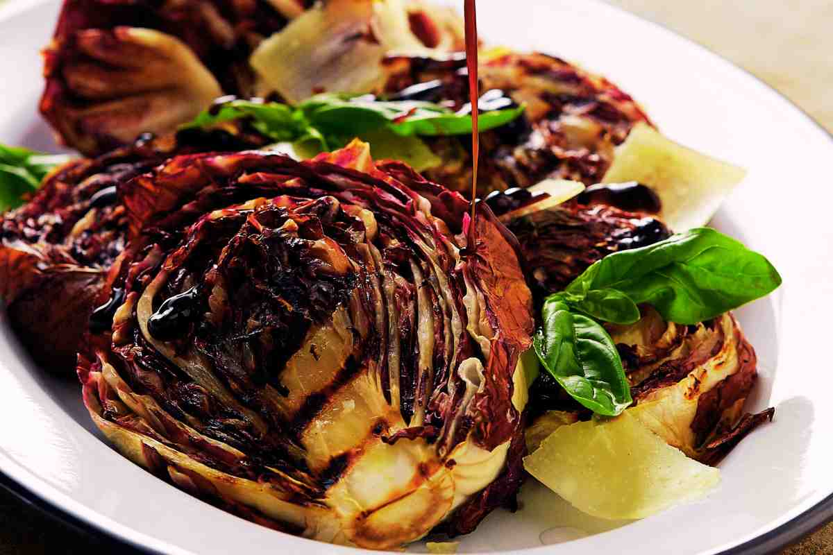 radicchio alla piastra con aceto balsamico in un piatto