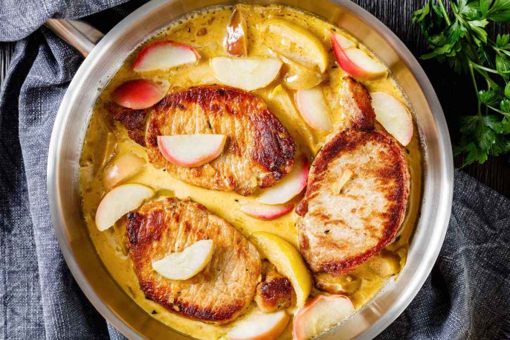 fette di arrosto di maiale alle mele con salsa alla senape