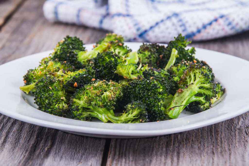 porzione di broccoli in padella saltati con cipolla e formaggio