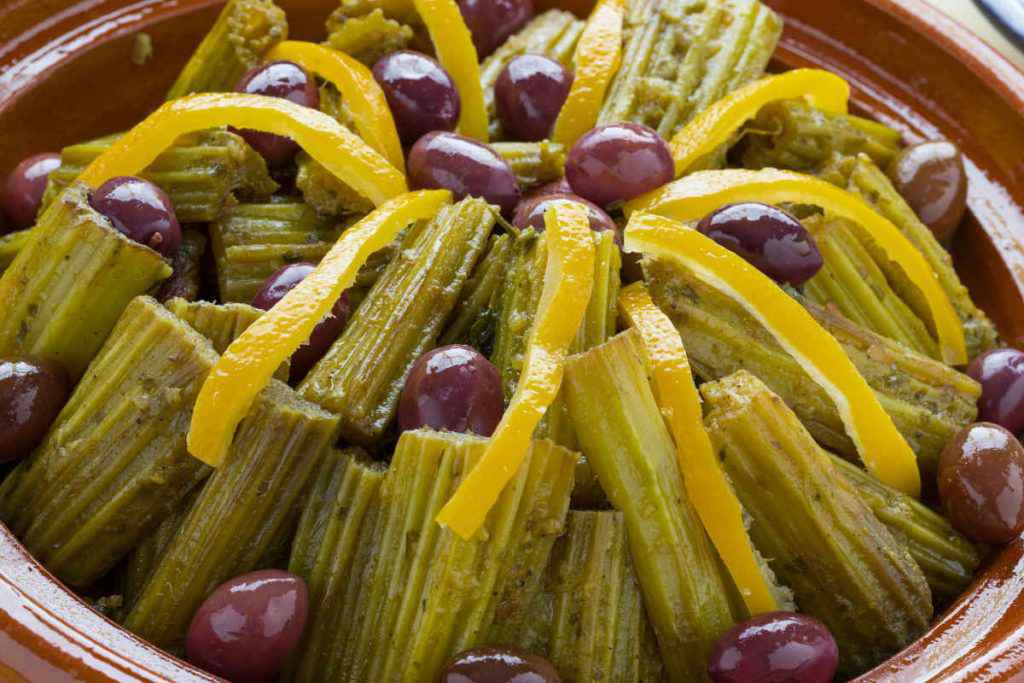piatto di cardi in padella con olive