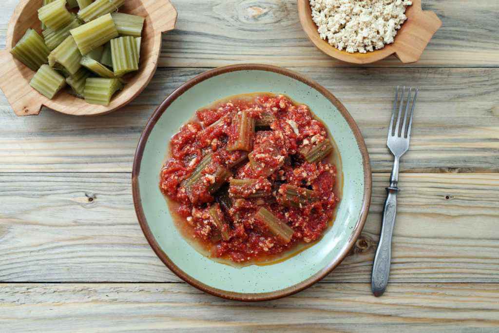 porzione di cardi in umido al pomodoro