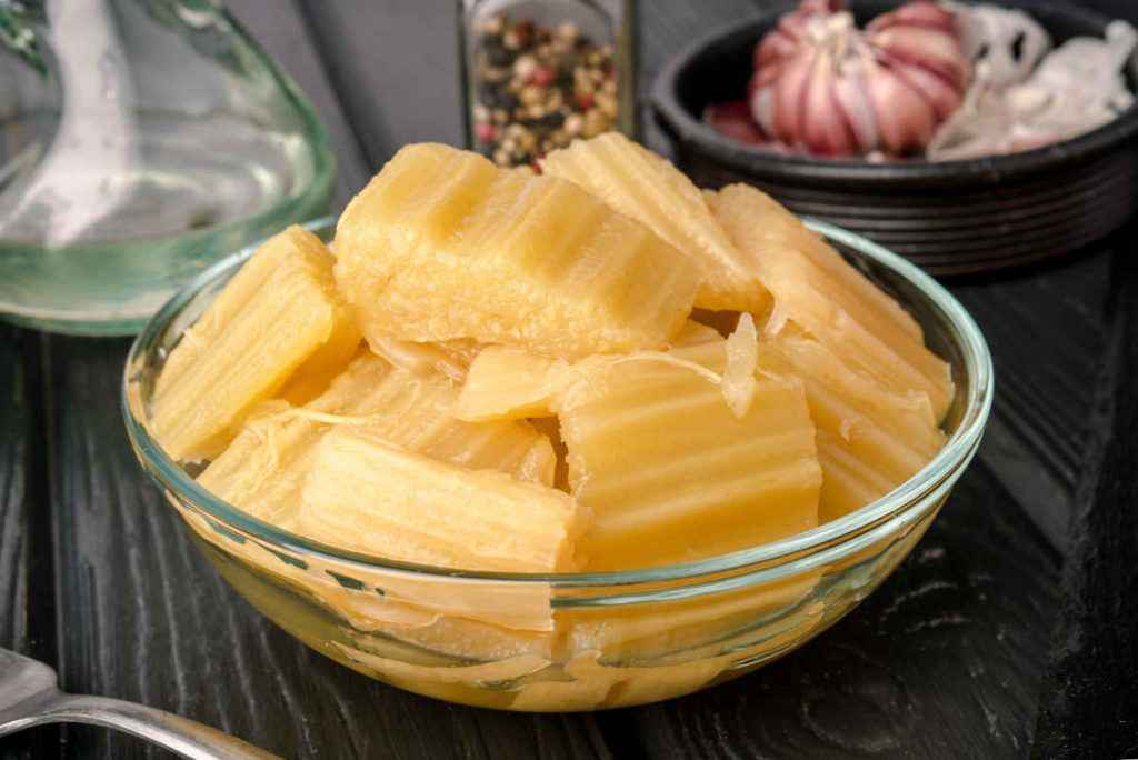 ciotola con cardi lessi a pezzi