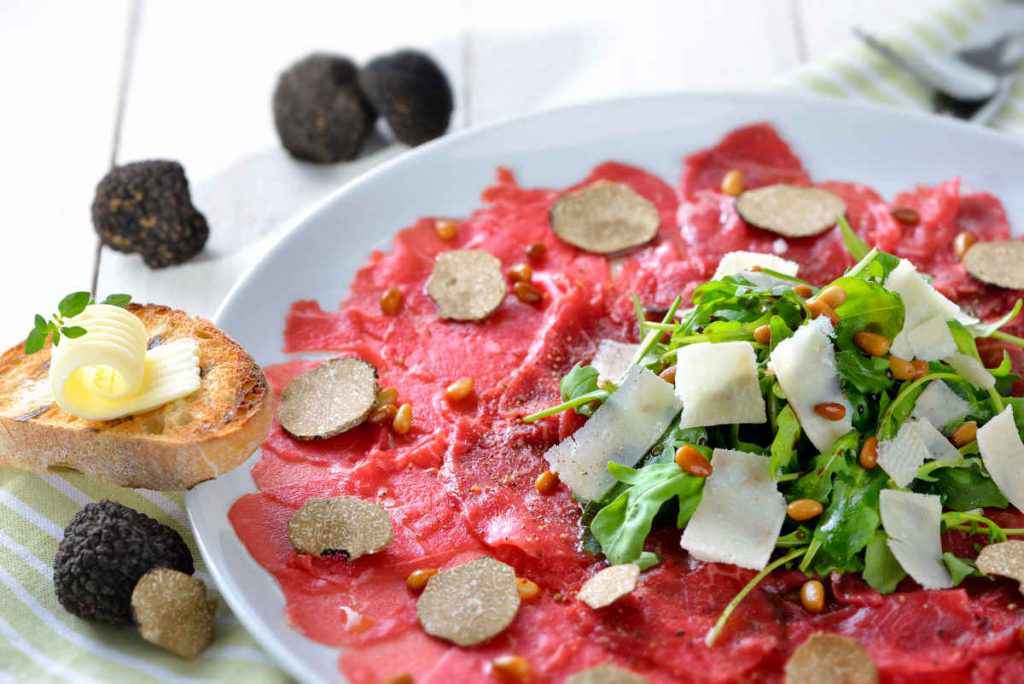 vassoio con fette di carpaccio al tartufo