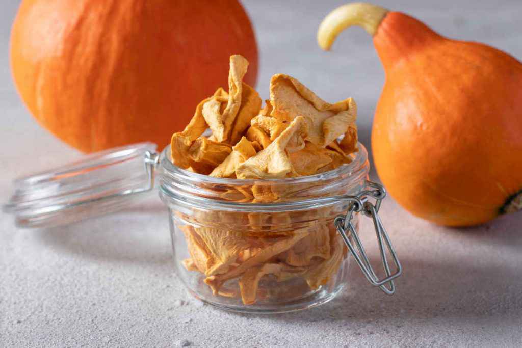 vasetto di vetro con chips di zucca con buccia