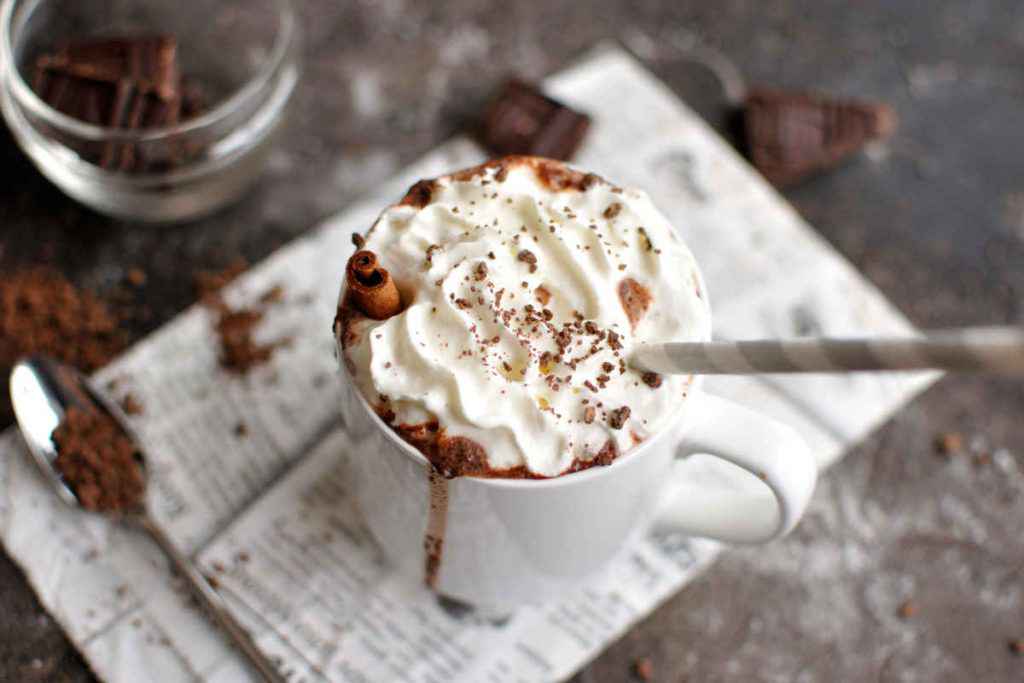 cioccolata calda in tazza con panna montata