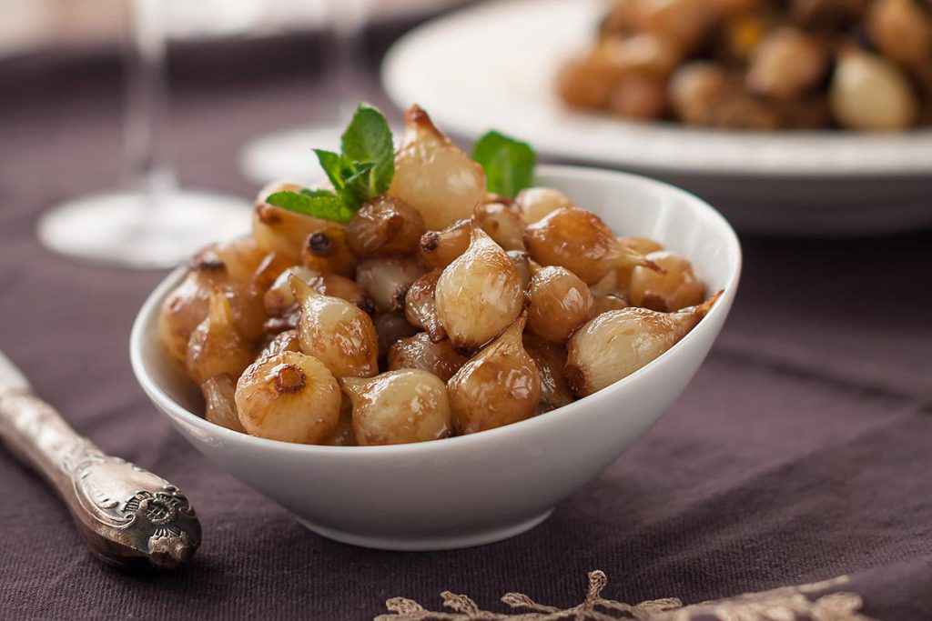 Piatto bianco con cipolle in agrodolce