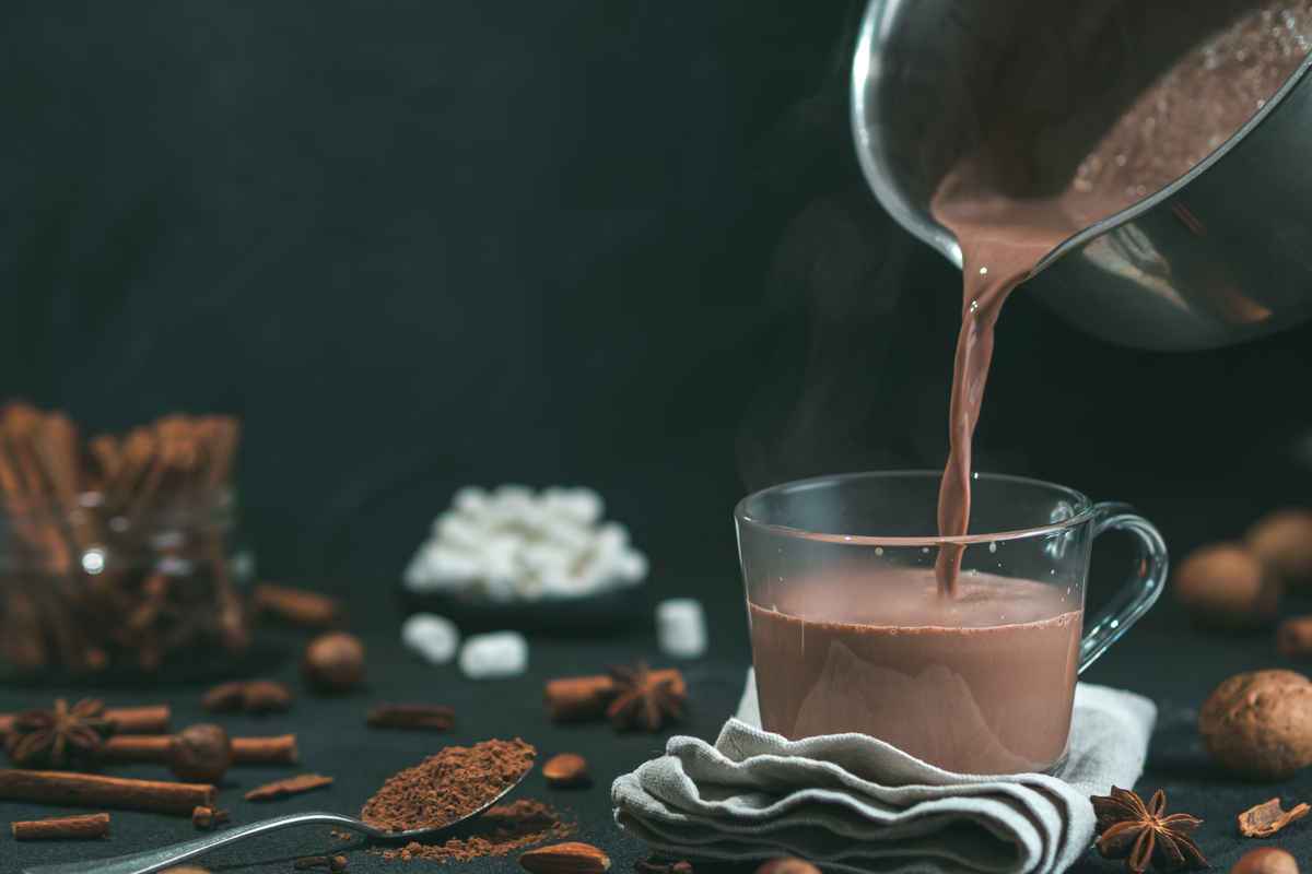 cioccolata calda densa in tazza