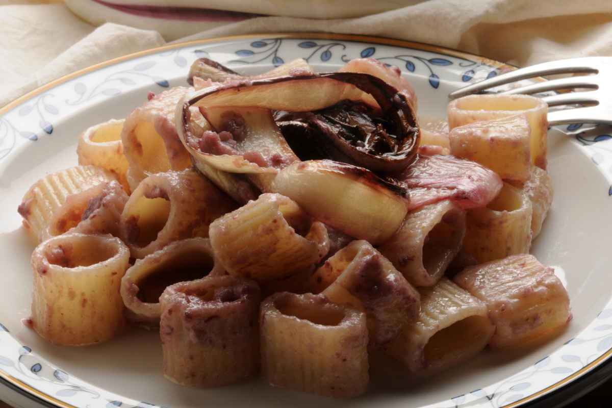 piatto di pasta condita con crema di radicchio