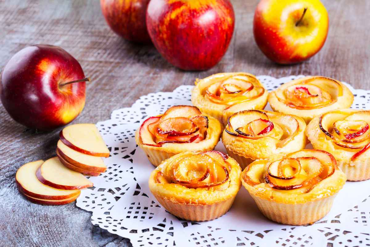 dolci con mele, muffin con rose di mele