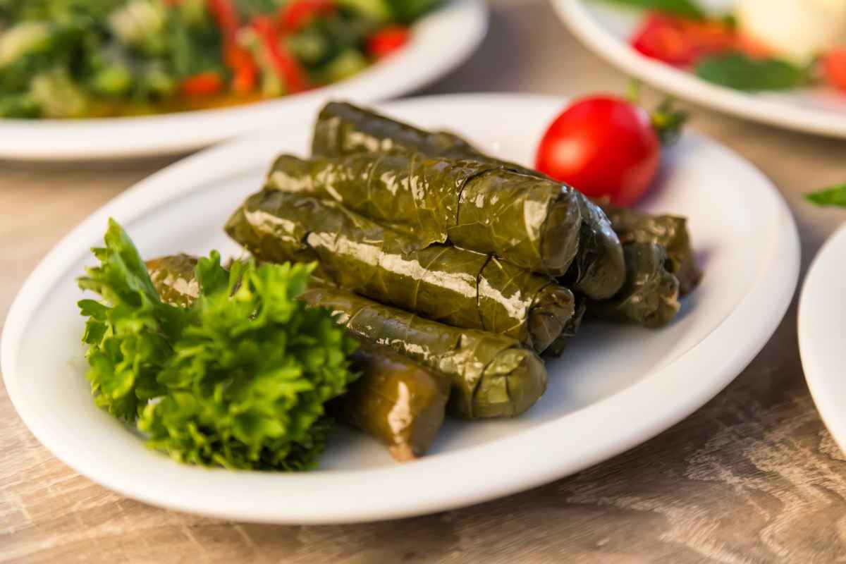 piatto con foglie di vite ripiene di riso