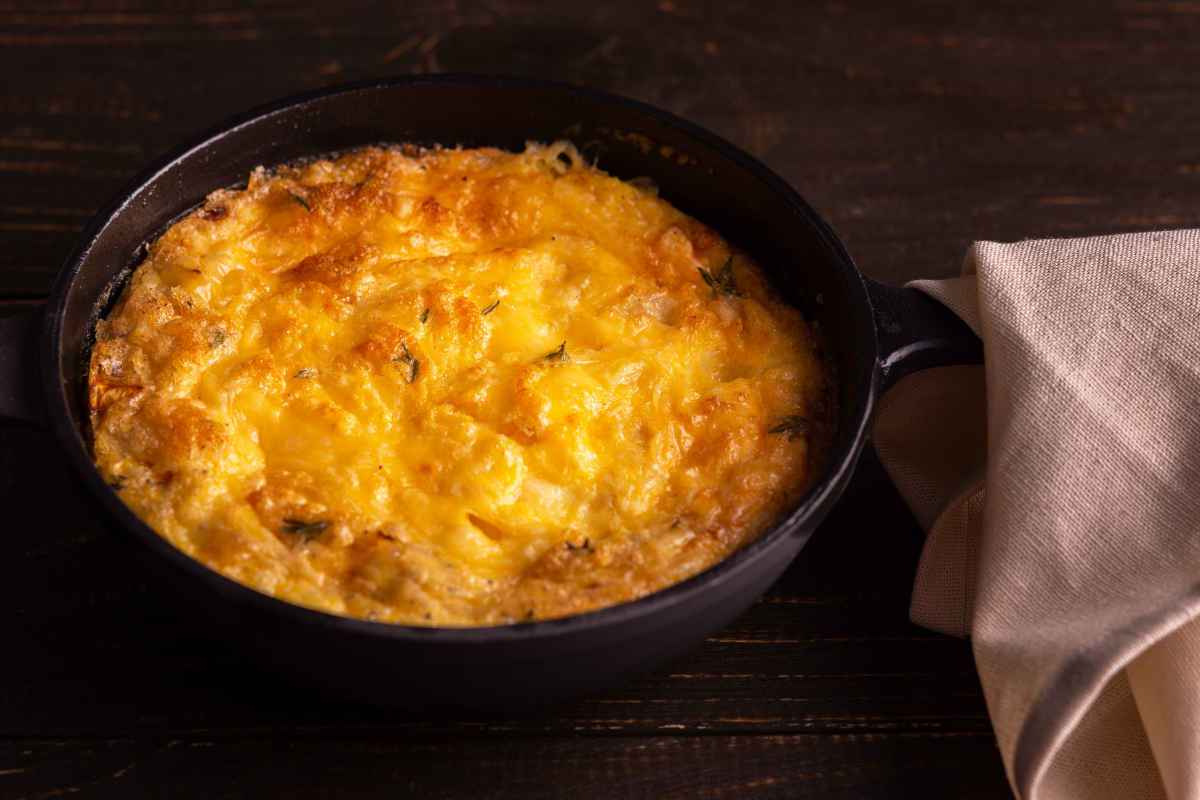 padella con frittata di zucca e cipolla