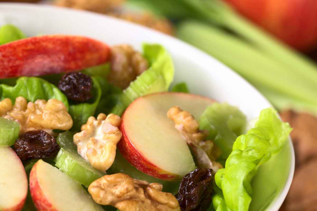 Insalata invernale con mele uvetta e noci