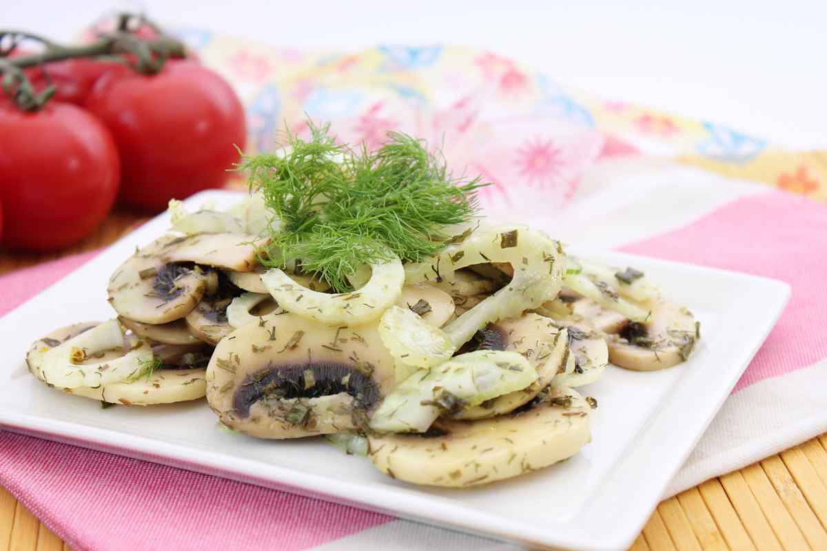 Insalata di funghi freschi e finocchi