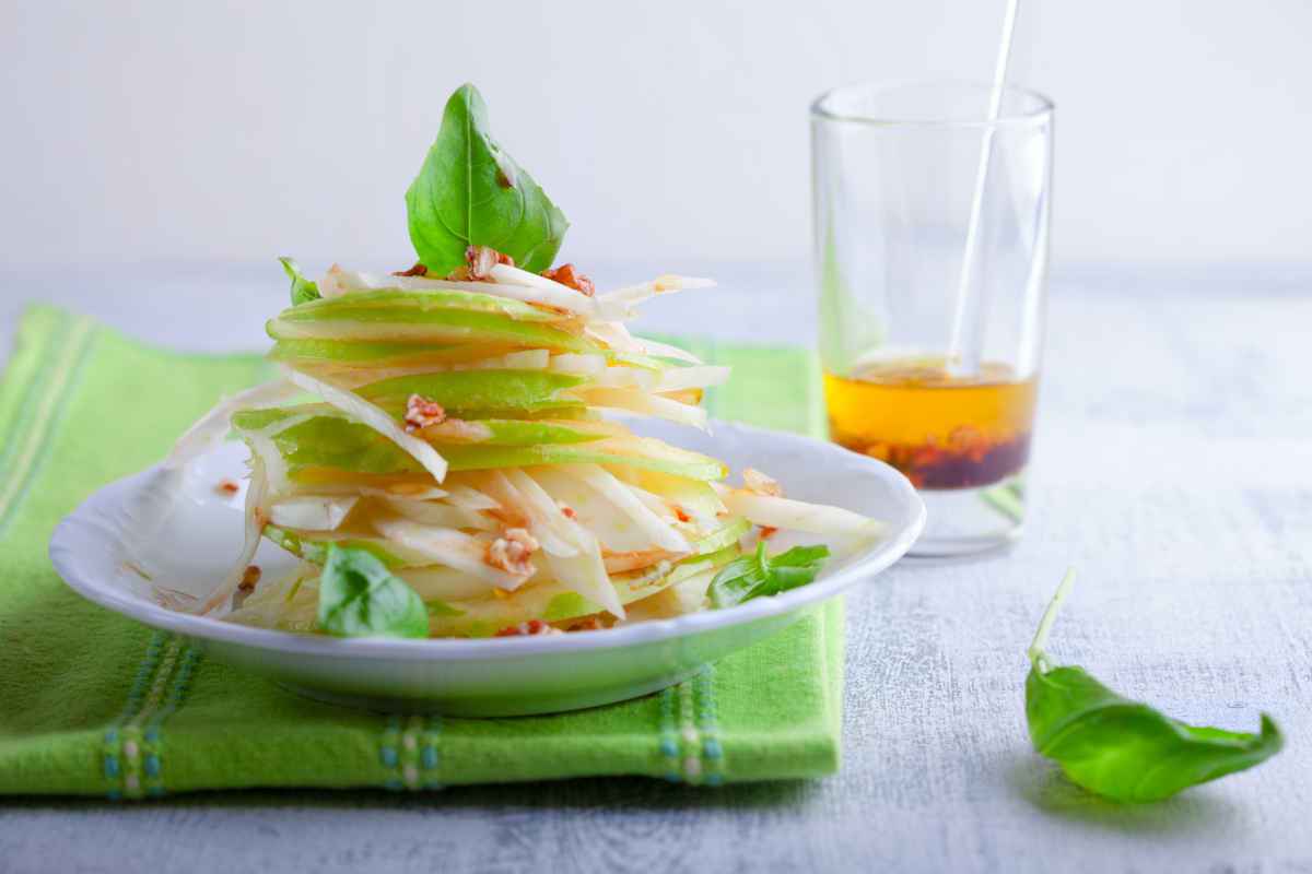 piatto di insalata di mele e finocchi per contorno