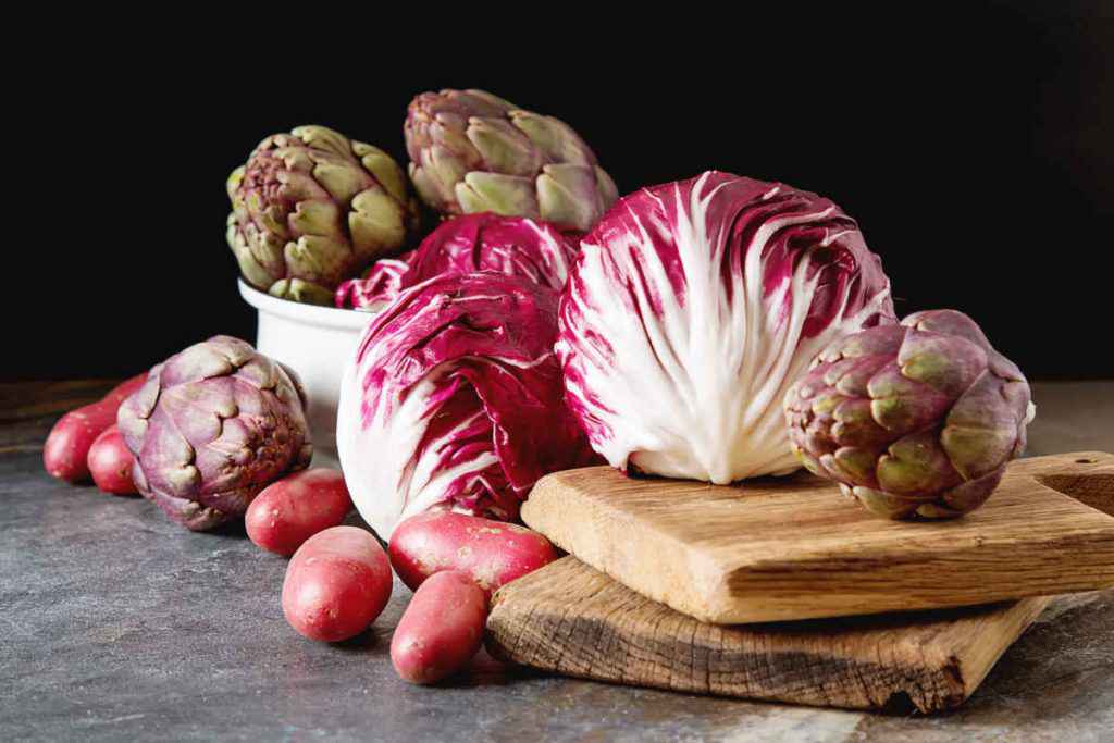 radicchio e carciofi crudi, frutta e verdura di novembre