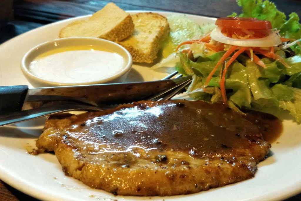 lombata di maiale al tartufo con insalata e salsa