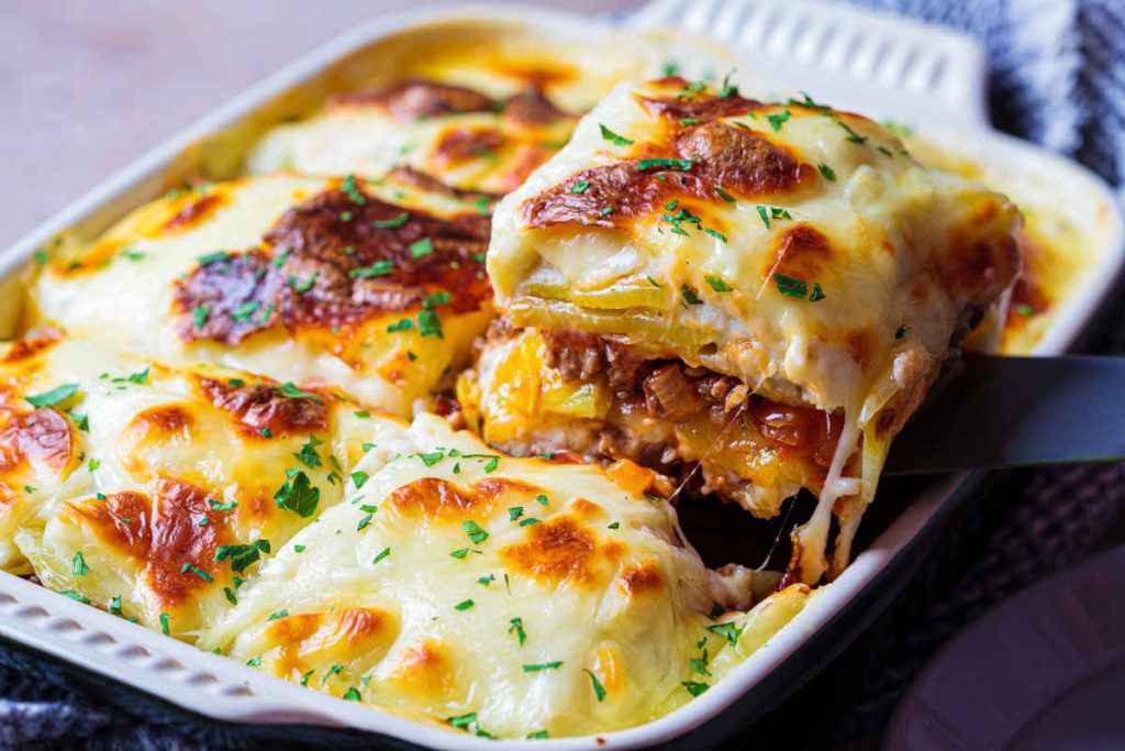 moussaka, ricetta greca del tortino di patate e melanzane