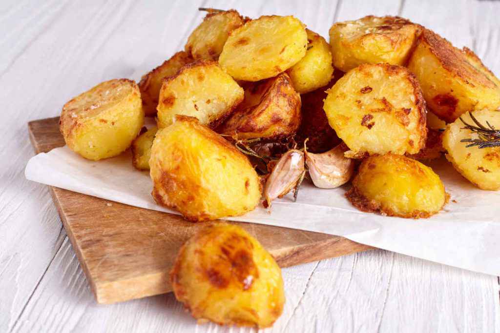 patate croccanti arrostite con aglio