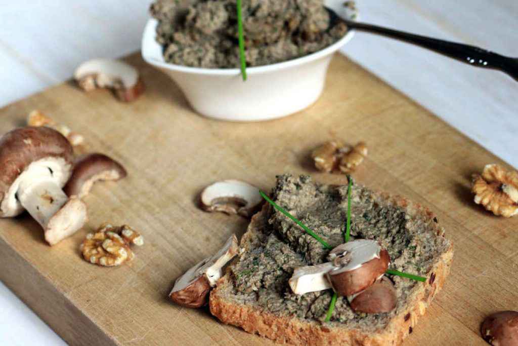 tartina con pate di funghi e noci