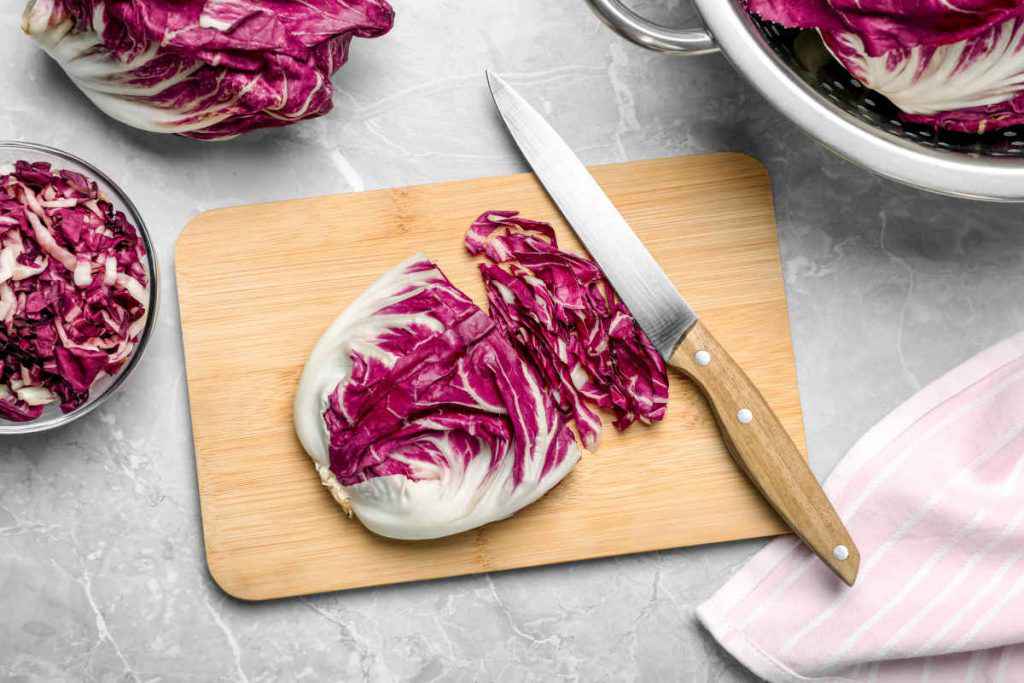 radicchio su tagliere con coltello