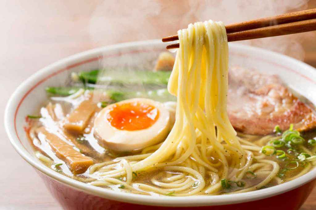 ciotola con ramen fumante