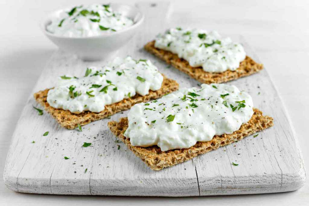 cracker con ricotta alle erbe, antipasti vegetariani