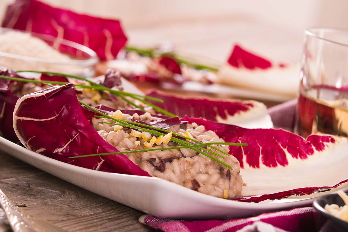 Foglia di trevisana con all'interno un risotto al radicchio cremoso