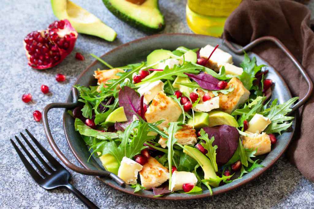 insalata con tacchino melograno e avocado