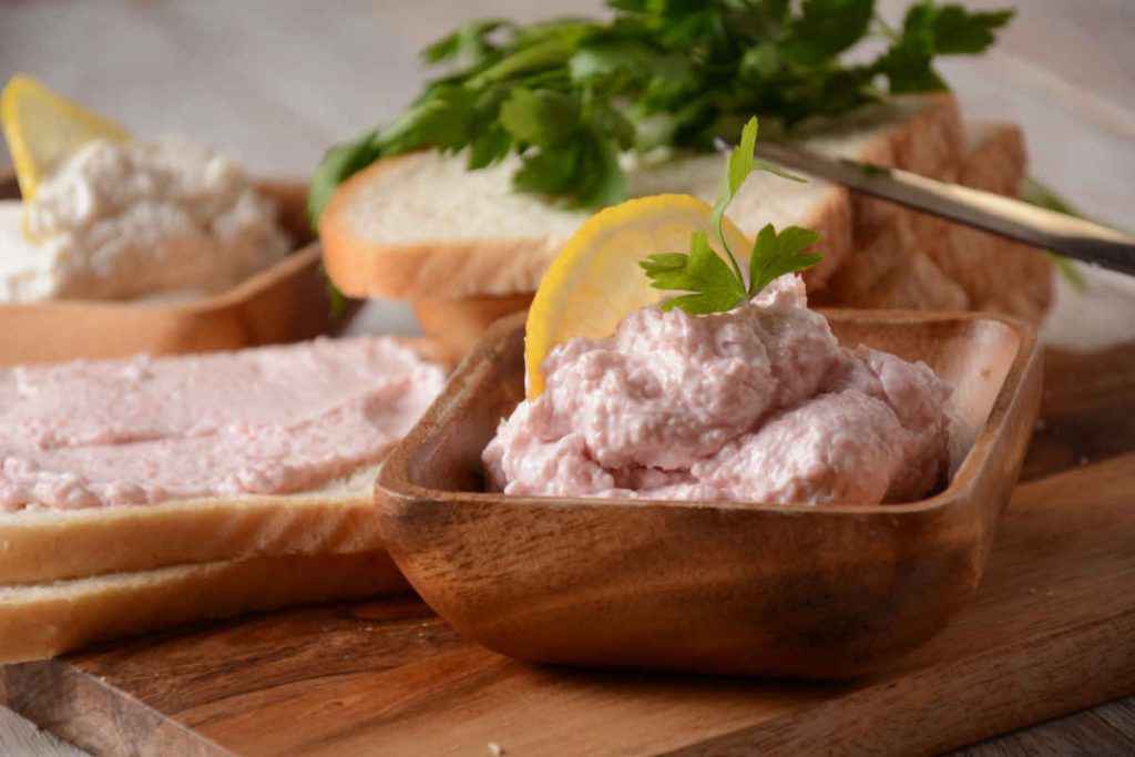 taramosalata in ciotola di legno