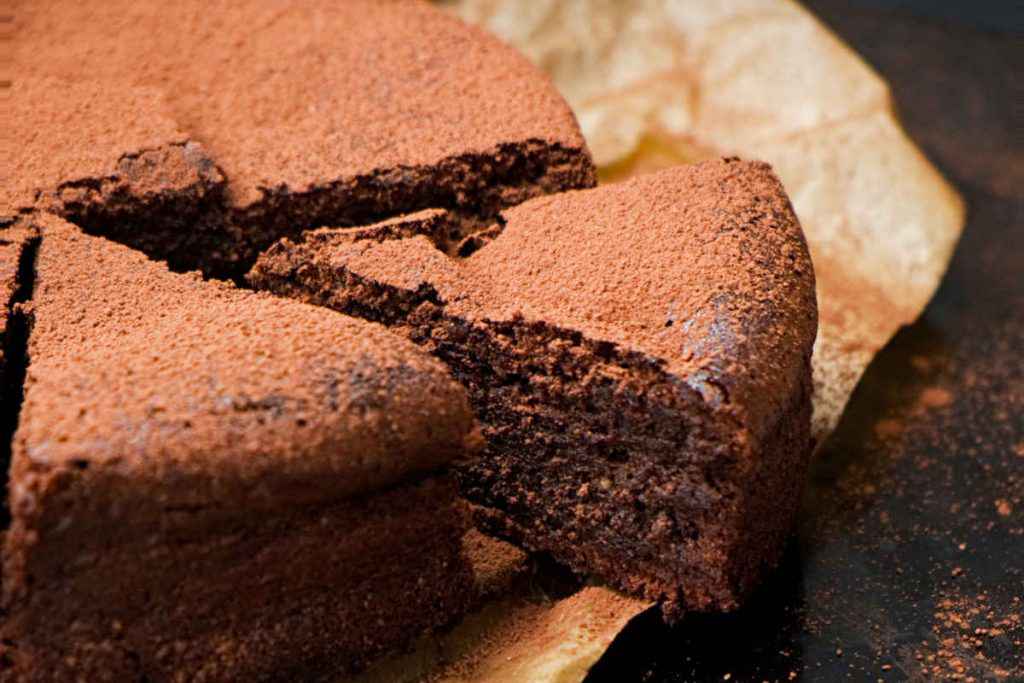 porzioni di torta di marron glace e nutella con cioccolato