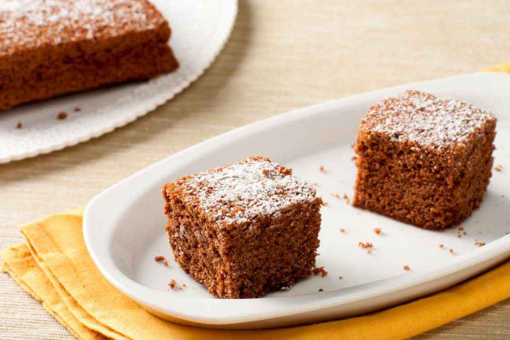 porzioni di torta di marroni su piatto bianco