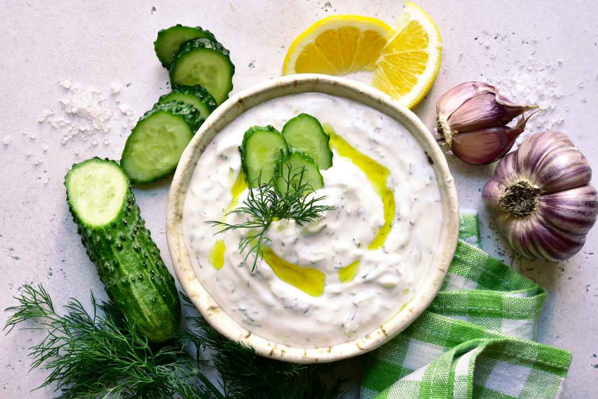 ciotola con tzatziki e cetrioli